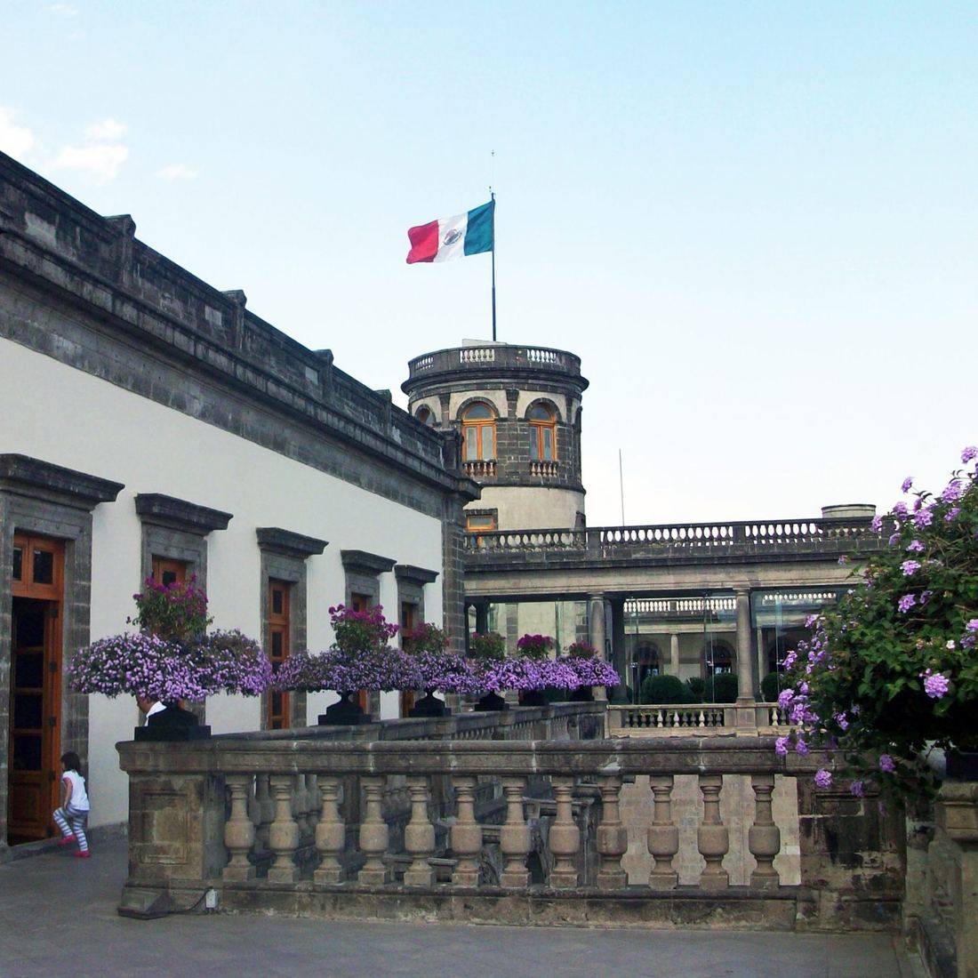 Terraza del Castillo de Chapultepec con bandera mexicana y buganvilias