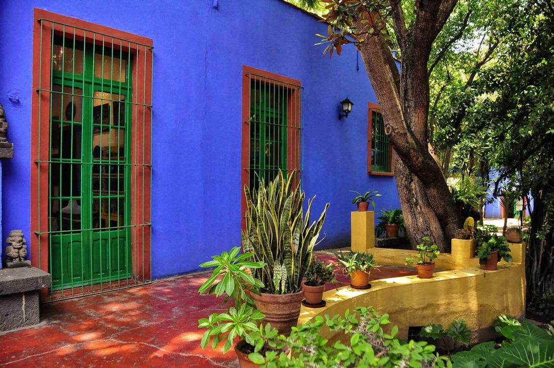 Casa azul con puerta verde en una calle de Coyoacán