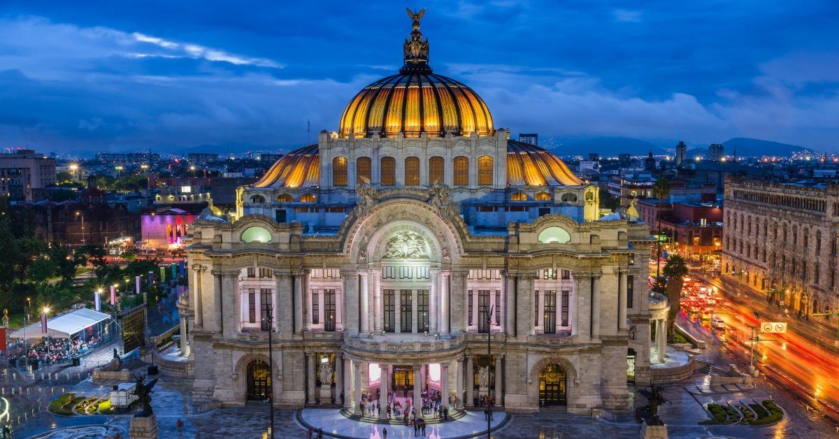 Palacio de Bellas Artes iluminado al anochecer en la Ciudad de México