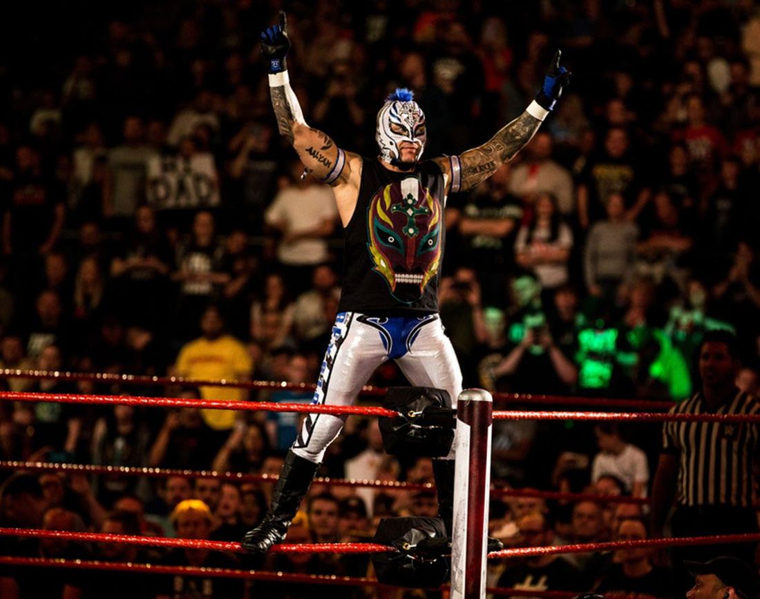 Luchador enmascarado en plena acción sobre el ring