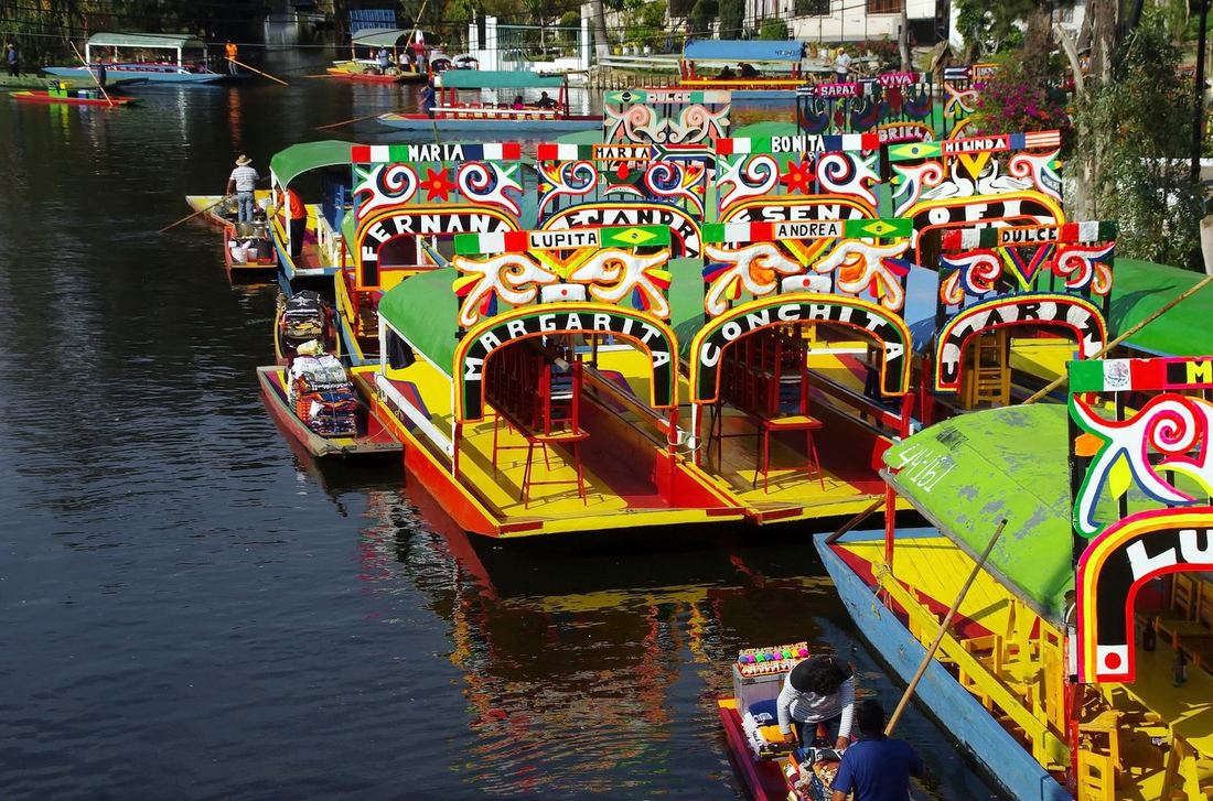 Trajineras coloridas navegando los canales de Xochimilco